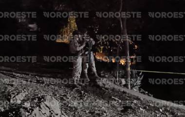 Elementos del Ejército Mexicano acordonaron la zona donde fue localizado el hombre, al suroriente de Culiacán.