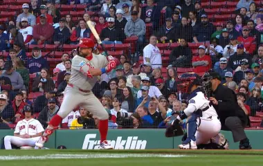 Kyle Schwarber llegó a cinco encuentros conectando al menos un jonrón para los Filis.