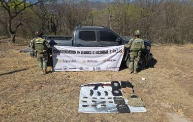Un automóvil y equipo táctico también fue decomisado durante el operativo.