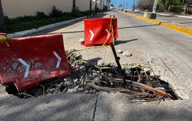 Vecinos aseguran que hasta el momento ninguna autoridad ha acudido a reparar la posible falla ni a contener la descarga.