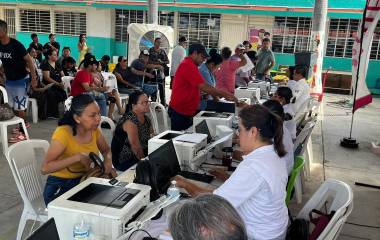 Ciudadanos acudieron este domingo a la jornada “Identidad es tu derecho” en la Primaria Felipe Ángeles, en Mazatlán.