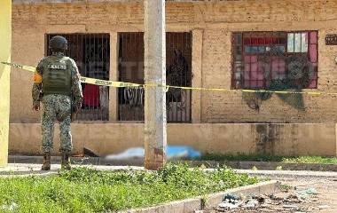 Militares resguardan la zona tras el asesinato de una mujer en la colonia Lomas del Ébano.