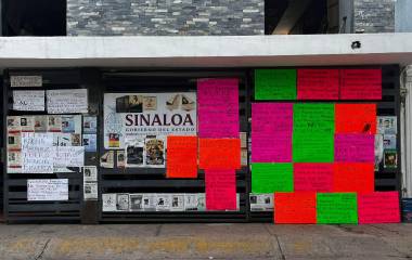Integrantes de Por las Voces Sin Justicia precisaron que tras el inicio de la toma se quedarán frente a las instalaciones y no permitirán el ingreso este martes.