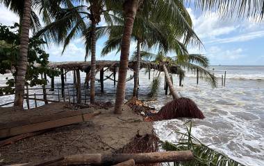 El Ayuntamiento de Mazatlán revisará los daños ocasionados por el fuerte oleaje en palapas y negocios ubicados en la zona de playa.