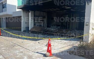 Daños materiales y un vehículo calcinado tras el incendio provocado en una casa de Isla Musalá.