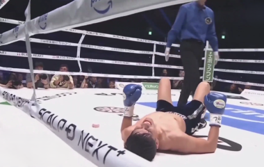 Pedro Guevara recibe un fuerte impacto de cabeza en el segundo round.