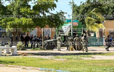 Elementos del Ejército acordonaron la vivienda donde un joven fue asesinado a balazos en el Fraccionamiento Santa Fe.