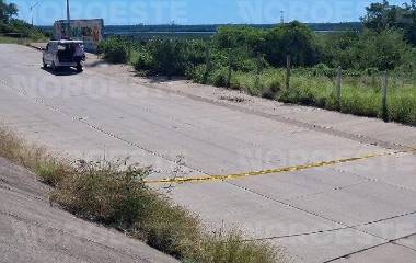 Policías acordonaron la zona donde fue localizado el cadáver de un joven en Urías, en Mazatlán.