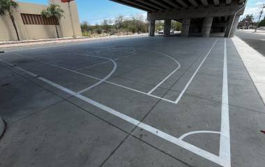 Instalación de canchas de futbol debajo del puente vehicular en la salida norte de Mazatlán.