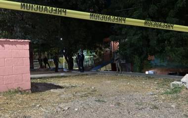 Policías y peritos resguardaron el área del ataque donde quedaron los cuerpos de las dos víctimas.