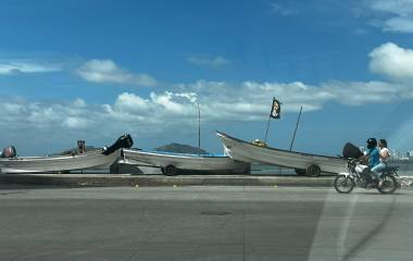 Embarcaciones de Playa Norte, en Mazatlán, resguardadas por pescadores ante el oleaje fuerte que se está presentando. por efectos del huracán Simon.