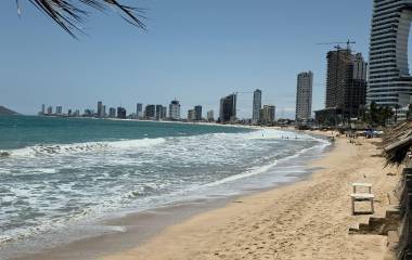 Pese a que ha bajado el oleaje, se pide se siga teniendo precaución en el mar.