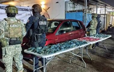 Policías municipales y elementos del Grupo Interinstitucional aseguraron el vehículo y las sustancias localizadas en su interior en el Fraccionamiento Chulavista.