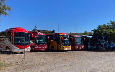 El estacionamiento frente al Acuario registró más de 100 camiones durante el Maratón Pacífico.