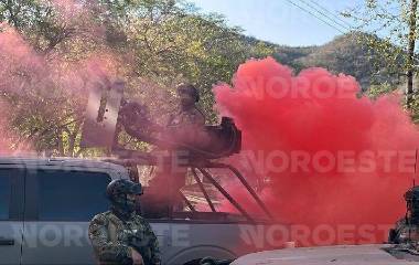Fuerzas federales desplegaron operativo en El Álamo; hubo detenciones y uso de humo disuasivo.