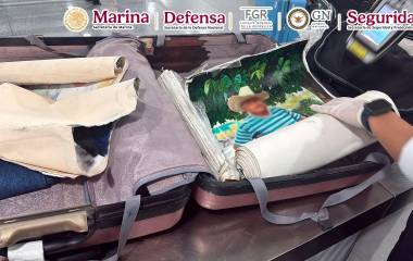 Un extranjero fue detenido en el Aeropuerto Internacional de la Ciudad de México tras ser sorprendido con presunta droga oculta en lienzos.