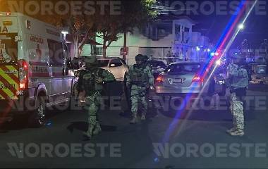 Elementos de seguridad resguardaron el área donde fue atacada una familia la noche del martes.