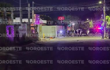 Elementos del Ejército Mexicano acordonaron la zona donde fue asesinado un repartidor en la Colonia Loma de Rodriguera, en Culiacán.