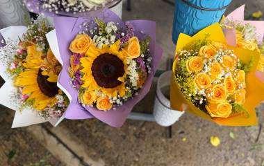 Comerciantes del Mercado de las Flores de Mazatlán ofrecen distintos arreglos amarillos ante la celebración del 21 de septiembre.