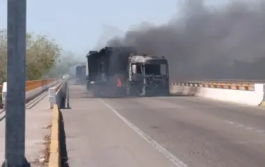 Durante el mediodía del domingo se registró un bloqueo carretero antes de llegar a Villa Unión.
