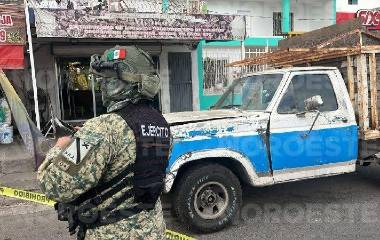 Elementos del Ejército resguardan la zona del ataque en donde resultaron heridas dos personas.