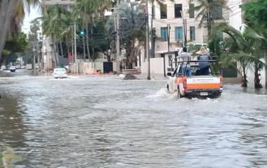 Nuevamente inundación en tramo de avenida Cruz Lizárraga, en Mazatlán, dura varias horas