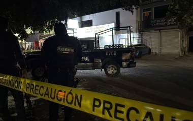 El doctor se encontraba trabajando en una de las habitaciones del inmueble cuando sujetos armados entraron para sorprenderlo y agredirlo a tiros.