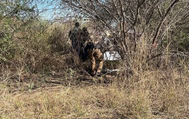 Integrantes de Sabuesos Guerreras y peritos de la Fiscalía trabajan en el predio del hallazgo.