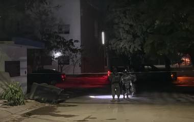 De acuerdo con los primeros reportes, los agresores ingresaron posteriormente a la propiedad y provocaron un incendio antes de darse a la fuga.