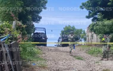 Corporaciones de seguridad acudieron a la Colonia El Roblito, en Escuinapa, tras el reporte de un hombre asesinado a balazos.