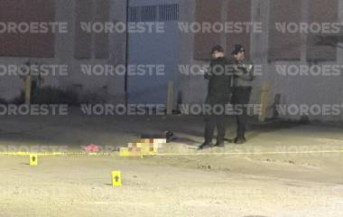 Elementos de seguridad resguardaron la zona donde fue localizado el cuerpo en el sector Corredor de Abastos, en Mazatlán.
