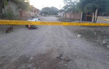 Autoridades aseguraron un arma larga y dos motocicletas tras el doble homicidio en Escuinapa.