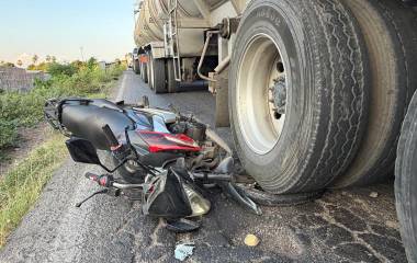La colisión involucró a un tráiler que embistió a una motocicleta y cuatro vehículos más.
