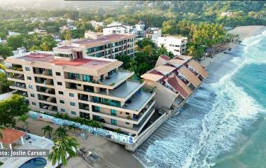 Personal de Profepa y de Protección Civil evalúa el riesgo de colapso de una construcción irregular en San Pancho, Nayarit.