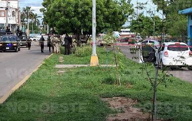 El cuerpo de la víctima quedó al interior de la unidad Nissan March blanco.