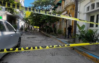 Las calles lucen con cintas amarillas que prohiben el paso.