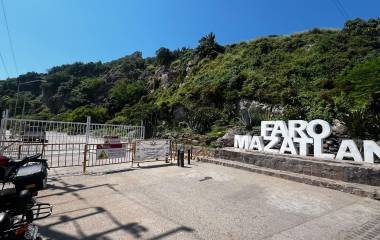 Instalan vallas metálicas en la escollera del Cerro del Crestón.