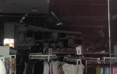 Durante la caída de los escombros, la estructura golpeó y fracturó una tubería interna del sistema hidráulico.