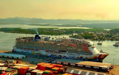 Llegada del crucero turístico Norwegian Encore a Mazatlán.