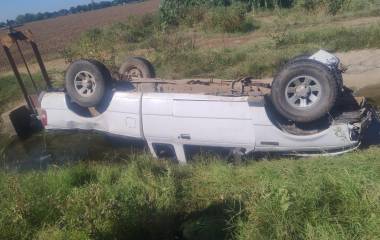Adulto mayor de 77 años resulta lesionado tras volcar su camioneta en un canal de riego en Guasave.