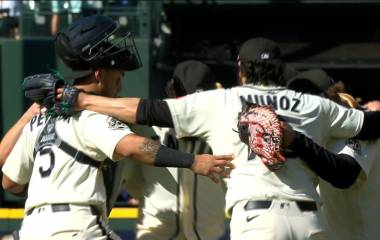 Andrés Muñoz celebra el triunfo de Seattle con sus compañeros.