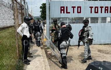 Autoridades vigilan el penal El Castillo de Mazatlán tras la riña registrada el jueves 8 de octubre.