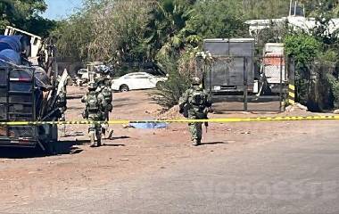Elementos del Ejército resguardan la zona en donde fue asesinado un hombre en Culiacán.