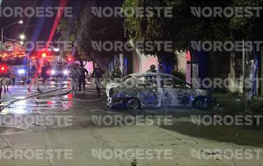 La vivienda atacada mostró golpes en la parte baja de la cochera sin registrar otros daños.