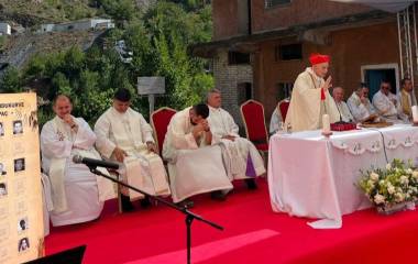 El cardenal Ernest Simoni celebra Misa en el campo de prisioneros de Spaç, en Albania.