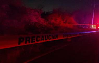 El motociclista presuntamente perdió el control de la unidad, derrapó y terminó cayendo a un canal de riego cercano al camino.