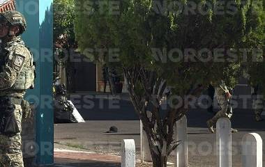 Elementos del Ejército resguardan la zona del homicidio de un hombre en la colonia La Campiña.