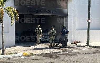Daños severos y fachadas destruidas persisten en comercios y clínicas tras la ola de incendios.