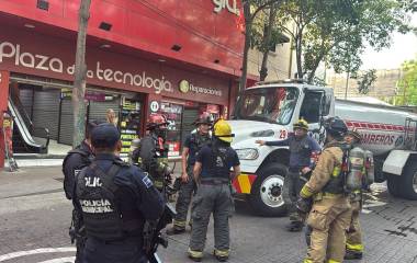 Corporaciones de emergencia atienden un conato de incendio en el Centro de Culiacán.