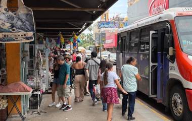 Pasajeros esperan por periodos más prolongados el transporte urbano en Mazatlán ante una aparente menor presencia de unidades este domingo.